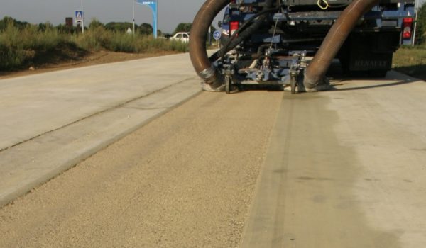 Traitement technique de surface en béton : dénudage, balayage, hydro-gommage, ponçage rainurage, grenaillage, bouchardage, rabotage, rectification par outil diamanté