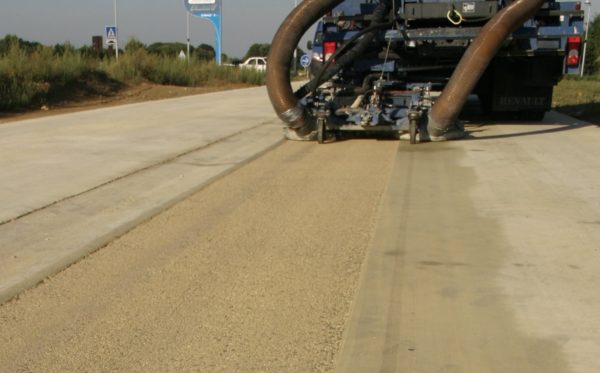 Traitement technique de surface en béton : dénudage, balayage, hydro-gommage, ponçage rainurage, grenaillage, bouchardage, rabotage, rectification par outil diamanté